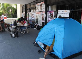 Familias inician plantón por sus desaparecidos