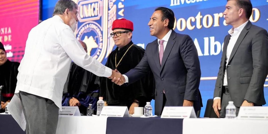 Líderes estatales entregan Doctorados Honoris Causa