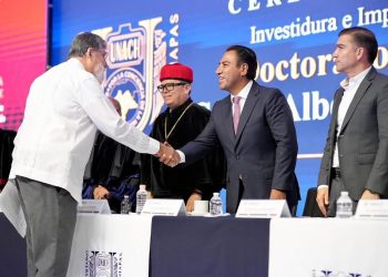 Líderes estatales entregan Doctorados Honoris Causa