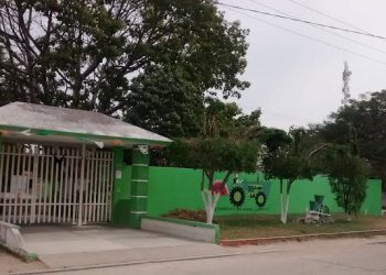 Exdirector presiona a padres para su pronta reinstalación