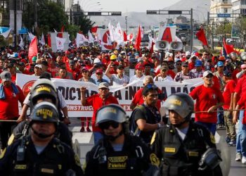 Peruanos marchan contra la nueva ley de pensiones