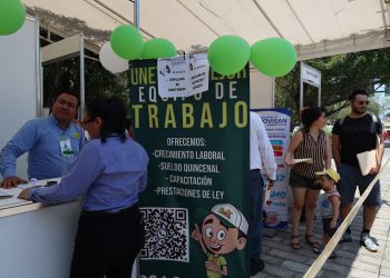 Empleos suben, pero los salarios muestran caída