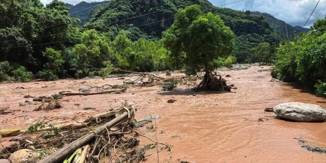 Desbordamientos y daños en viviendas por fuertes lluvias