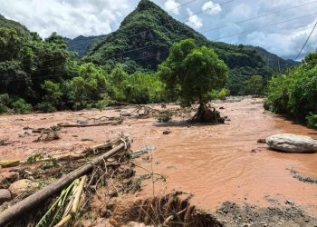 Desbordamientos y daños en viviendas por fuertes lluvias