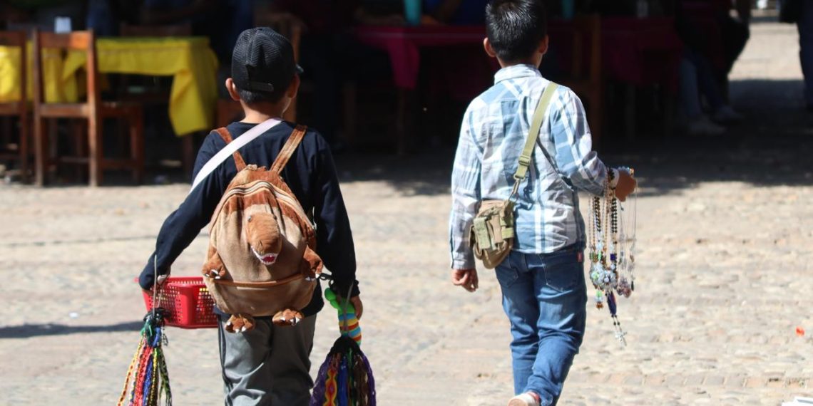 Salvan a 10 niños chiapanecos explotados en calles de Sonora