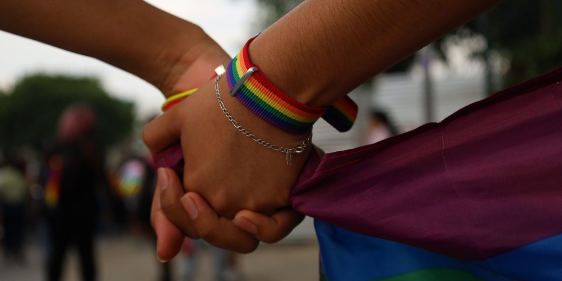 Cae edad y número de uniones tras una década