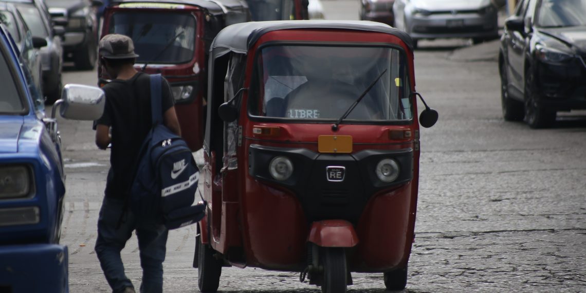 Ediles, bajo presión por avalar unidades piratas