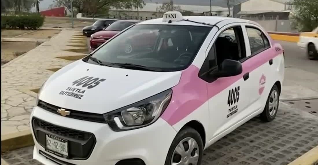 Taxis rosas del estado operan fuera de la ley