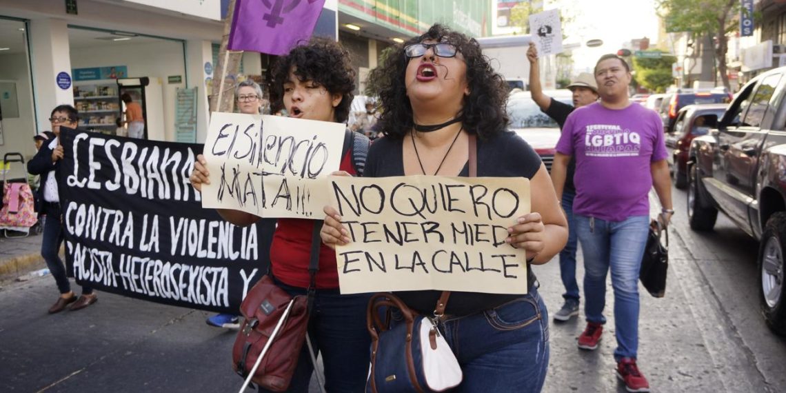 El delito que muchos siguen llamando “piropo”