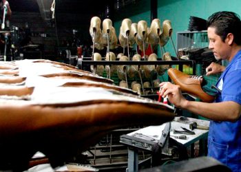 Exponen tendencia a la baja en fabricación y venta de calzado