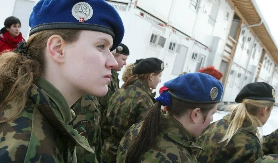 Suiza rechaza masivamente servicio militar para mujeres