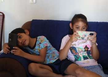 Vacaciones, pantallas y niñez: riesgo silencioso