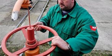 UE prohíbe importaciones de gas ruso para finales de 2027