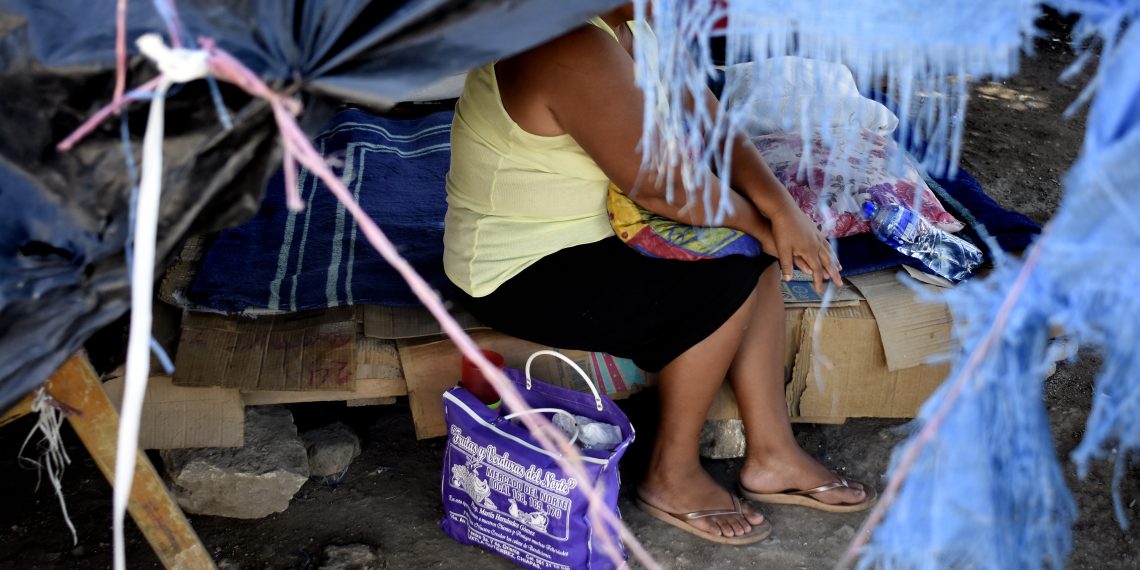 El frío y exclusión marcan la espera en hospital de SCLC