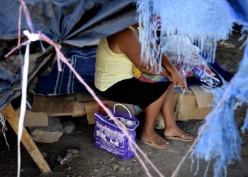 El frío y exclusión marcan la espera en hospital de SCLC