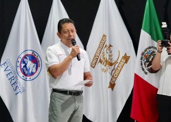Llaven Abarca promueve Decálogo Humanista en universidad