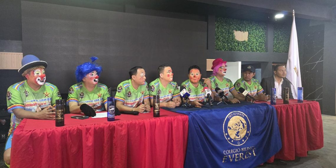 Payasos promueven el deporte y la alegría