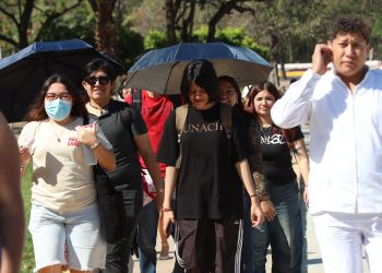 Jóvenes egresados enfrentan barreras en el mercado laboral
