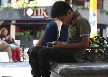 Mala postura y uso excesivo del celular afecta salud física