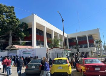 Secundarias paralizan la Secretaría en Chiapas 