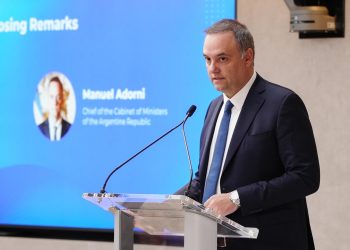 Jefe de Gabinete de Milei bajo escándalo por viajes en avión