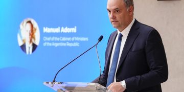 Jefe de Gabinete de Milei bajo escándalo por viajes en avión