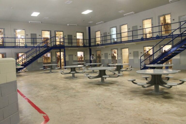 Adeudo en Cefereso 15 amenaza con bloqueos