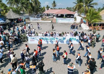 Gobernador da inicio a Operativo Playas Limpias en Puerto Arista
