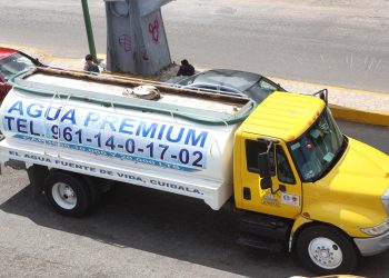 El servicio de pipas se encarece por demanda