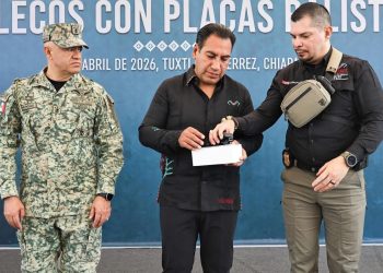 ERA entrega cámaras y chalecos con placas balísticas a policías