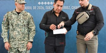 ERA entrega cámaras y chalecos con placas balísticas a policías