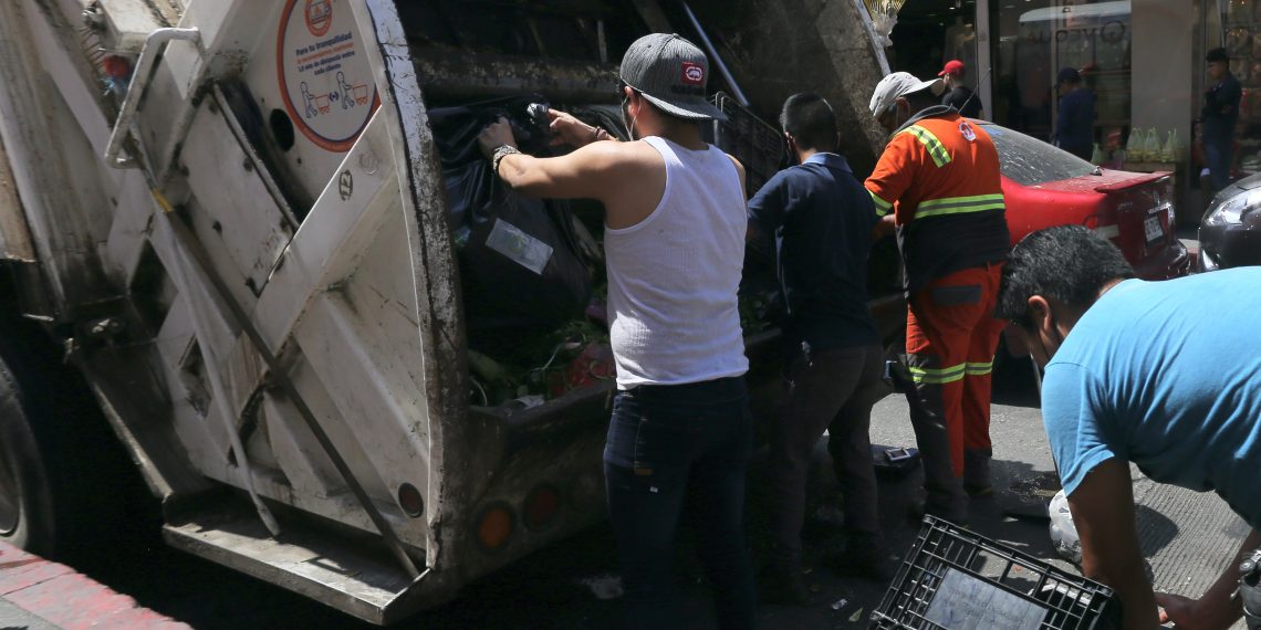 Denuncian cobros de 30% en obras públicas