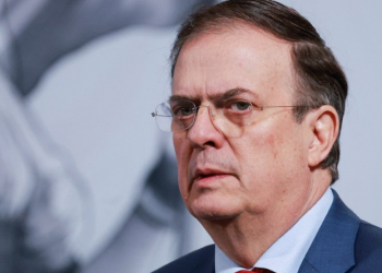 Abren investigación contra Ebrard por favorecer a su hijo