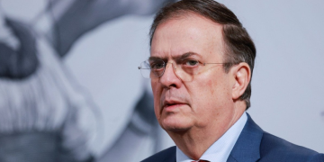 Abren investigación contra Ebrard por favorecer a su hijo