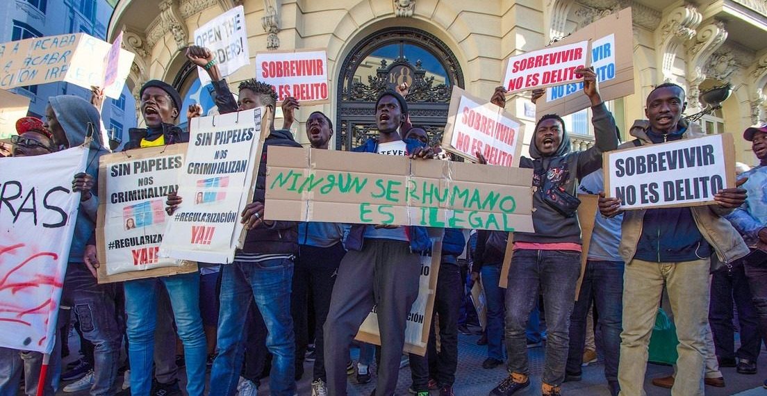 Gobierno español regularizará a medio millón de migrantes