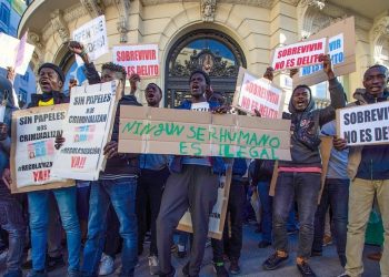 Gobierno español regularizará a medio millón de migrantes