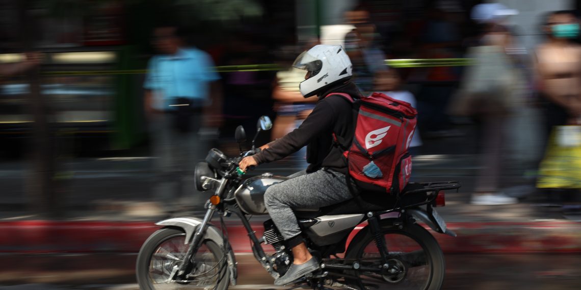 Precariedad laboral que viaja sobre dos ruedas