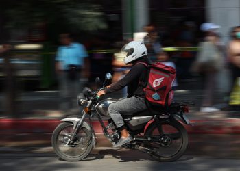 Precariedad laboral que viaja sobre dos ruedas