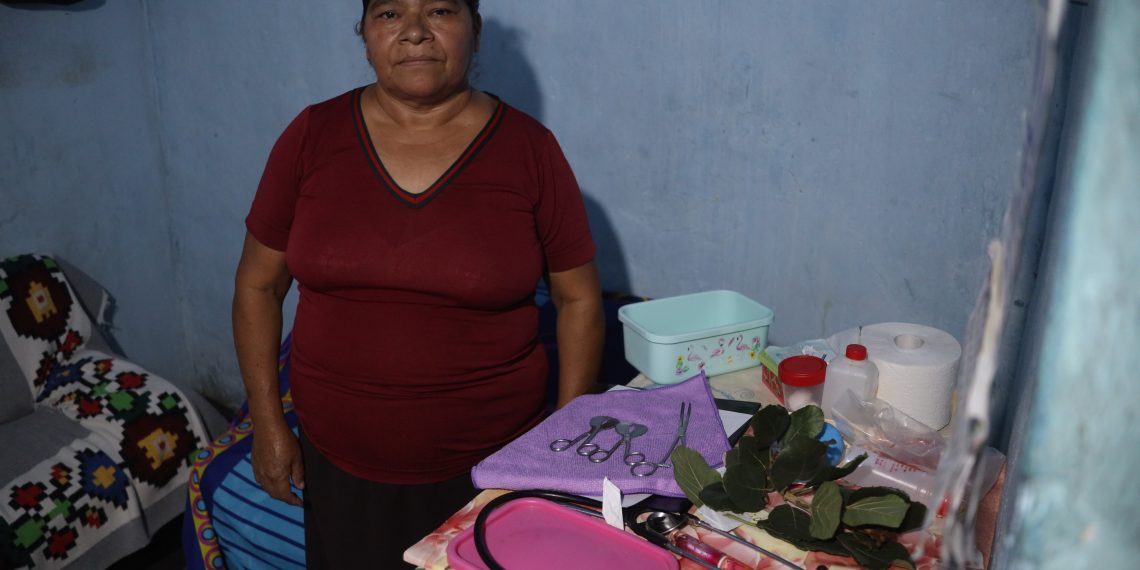 La falta de apoyo complica labor de parteras indígenas