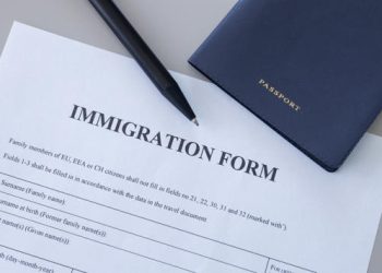 Ordenan reactivar el pedido de residencia a migrantes en EE. UU.