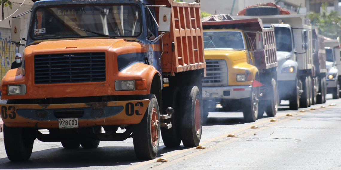 Volqueteros rechazan la reducción de pagos