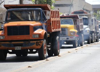 Volqueteros rechazan la reducción de pagos