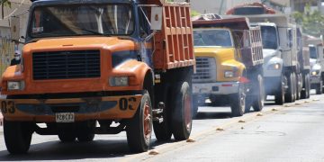 Volqueteros rechazan la reducción de pagos