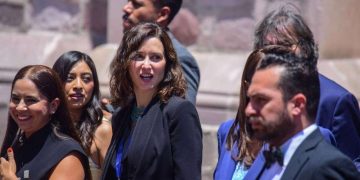 Ayuso provoca, ofende y miente en una visita gris