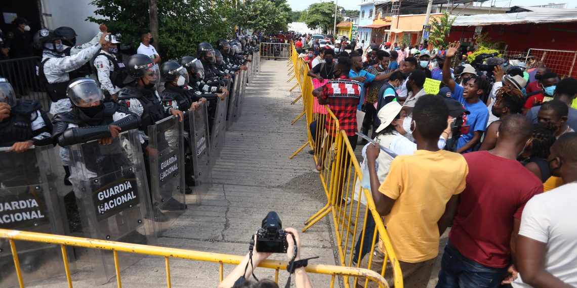 Acusan pagos ilegales en trámites migratorios
