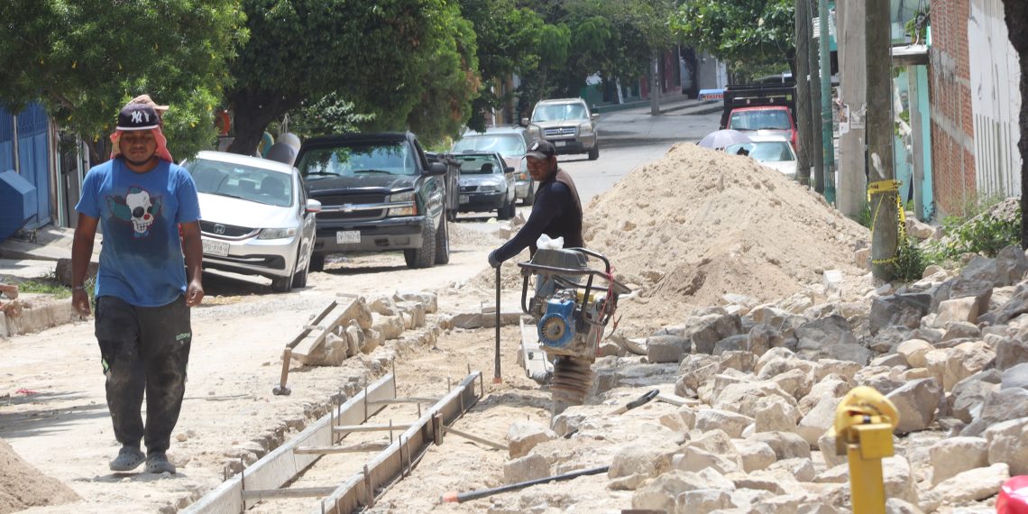 Retrasos en obra pública generan caos en Huixtla