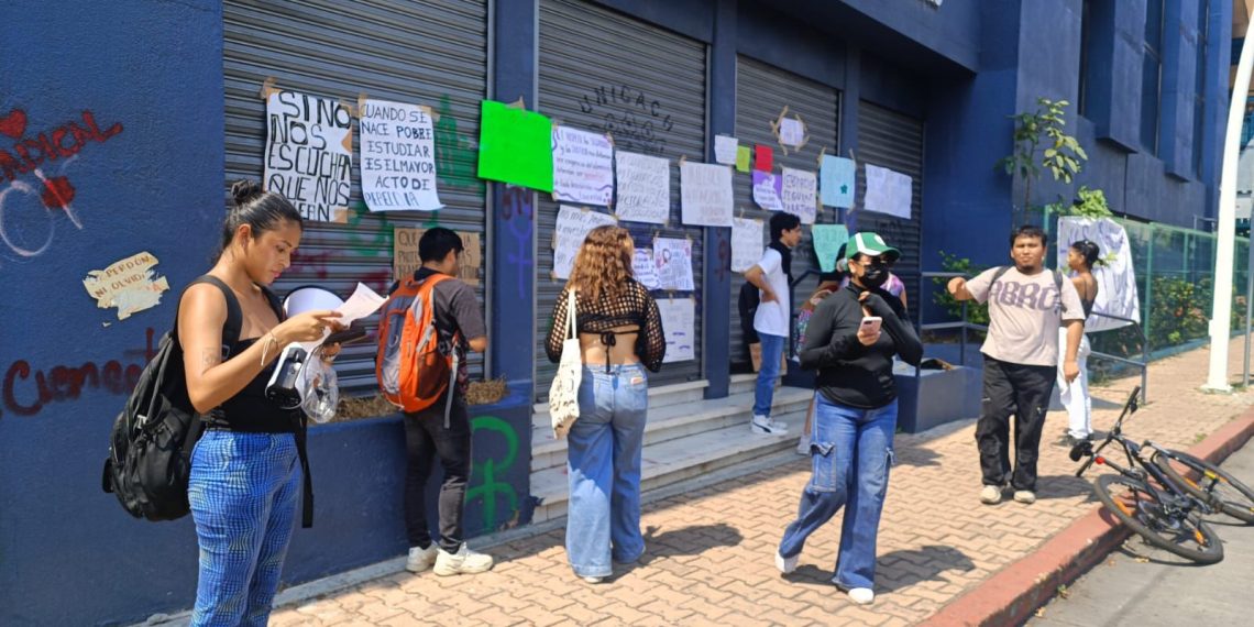 Estudiantes de Unicach exigen fin al acoso y espacios dignos